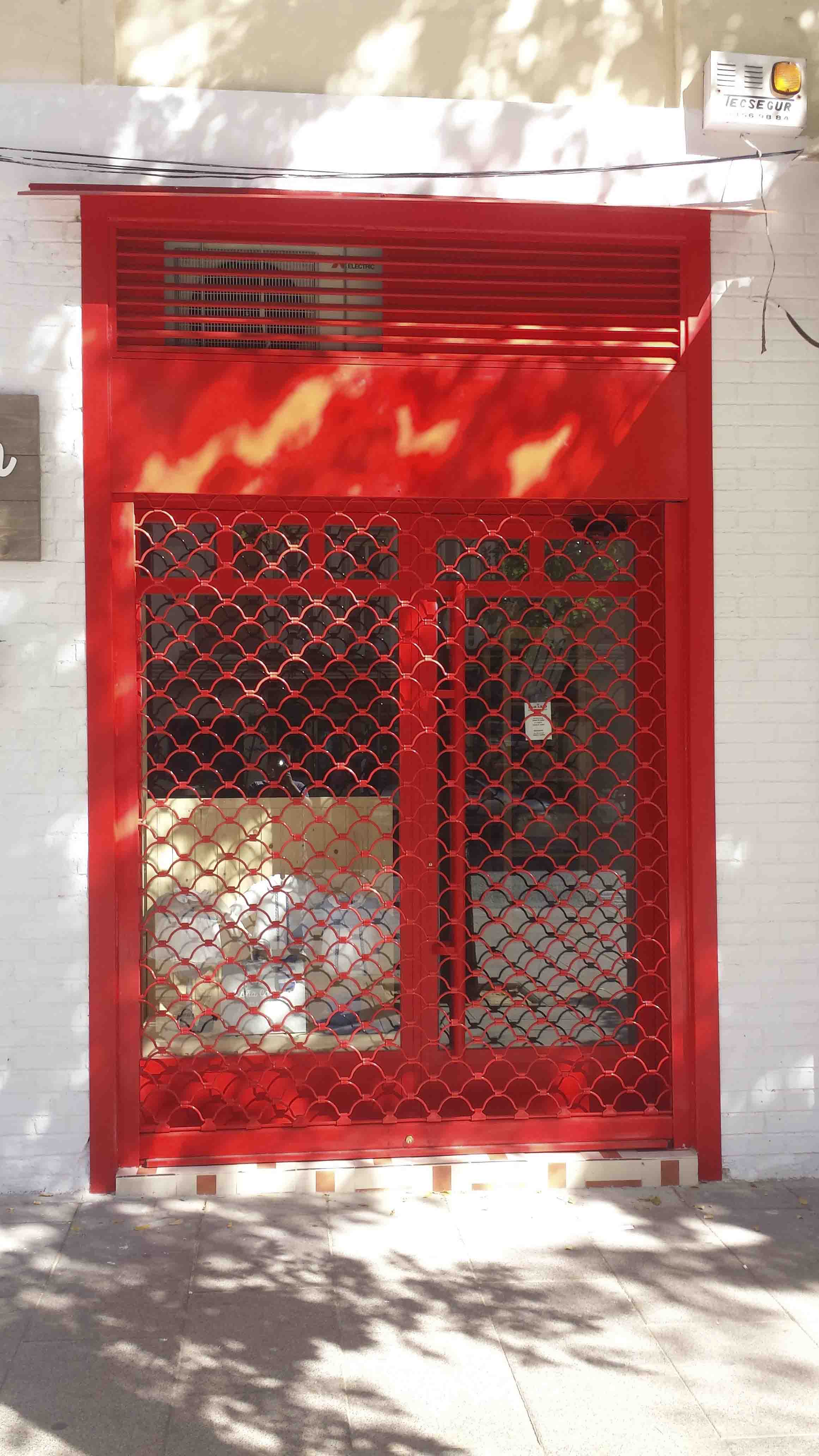 Cierre de Concha rojo para tienda de ropa por Cerrajería Keymar