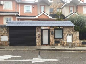 Cierre de Lama en puerta de garaje en color negro por Cerrajería Keymar