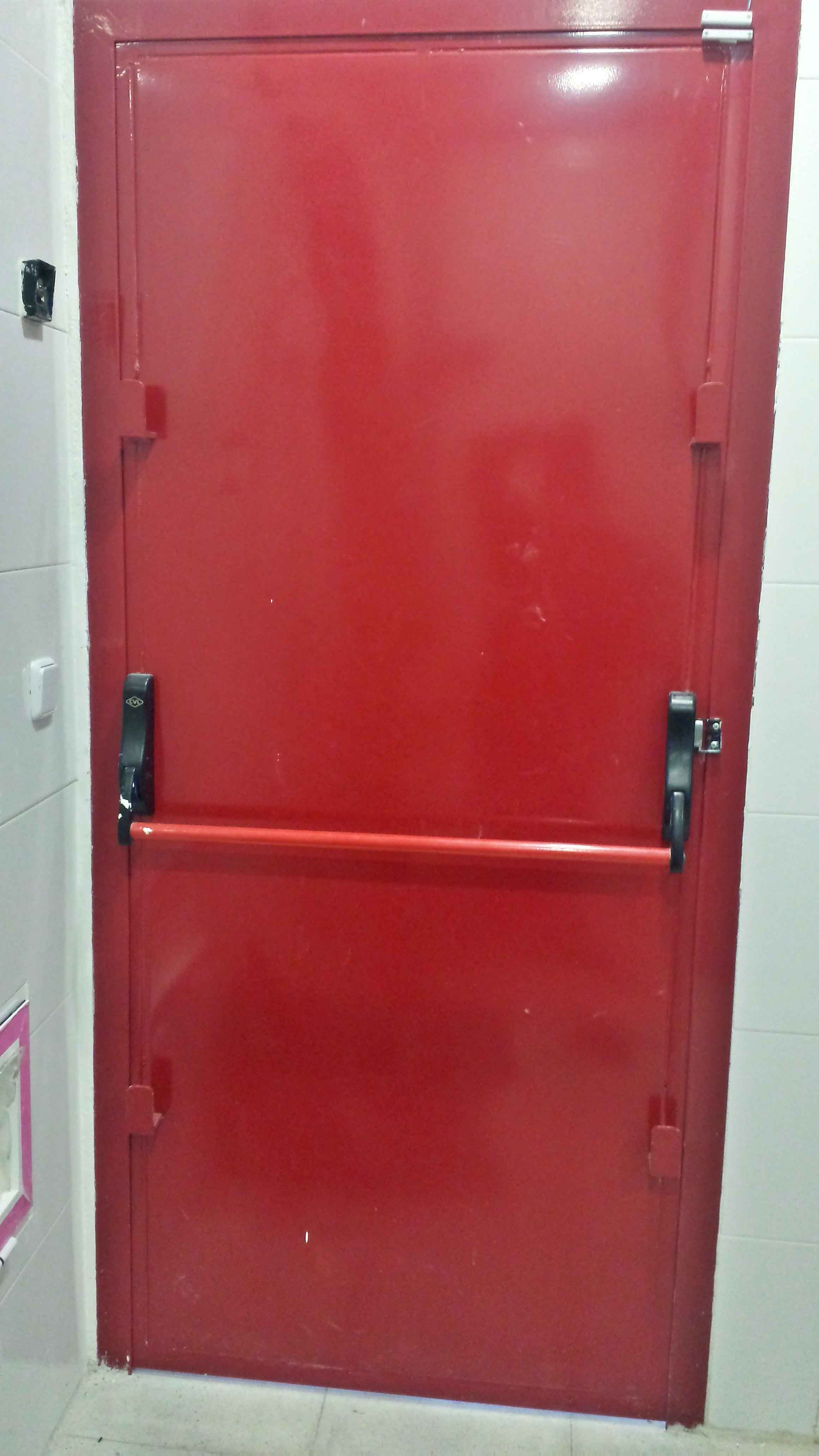 Puerta de emergencia con pasador en color rojo por Cerrajería Keymar