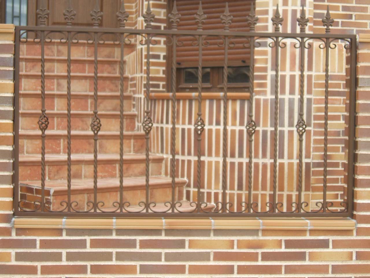 Valla de barrote rizado con elementos de decoración por Cerrajería Keymar